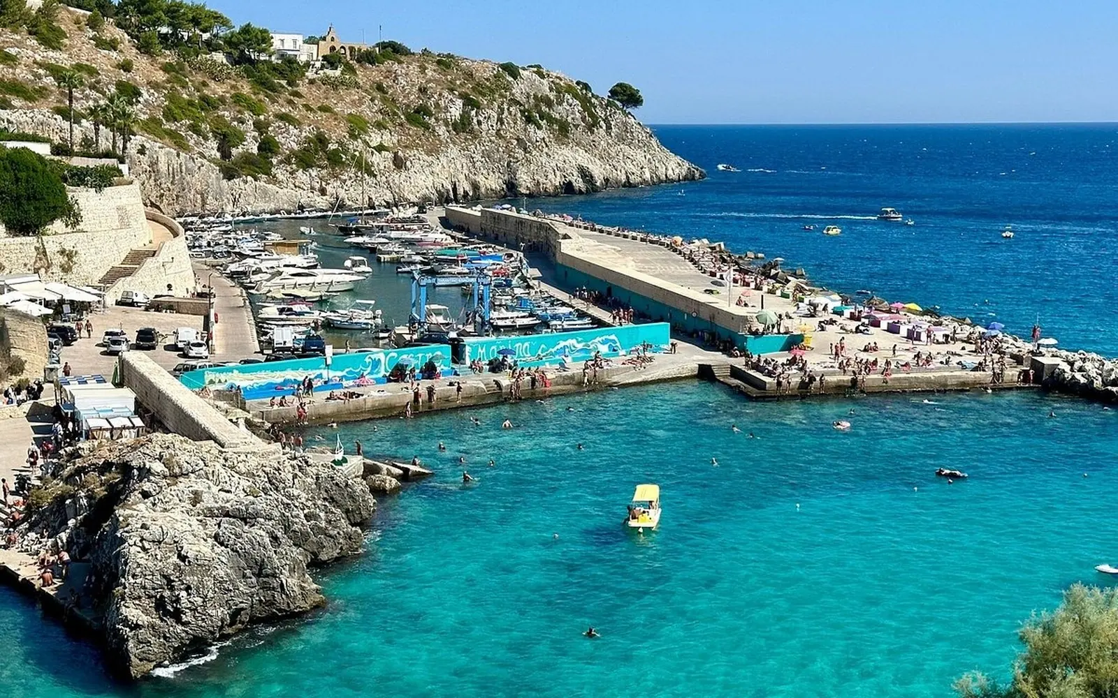 Il mare turchese e il porticciolo della costa adriatica salentina vicino all'Aia di San Giorgio