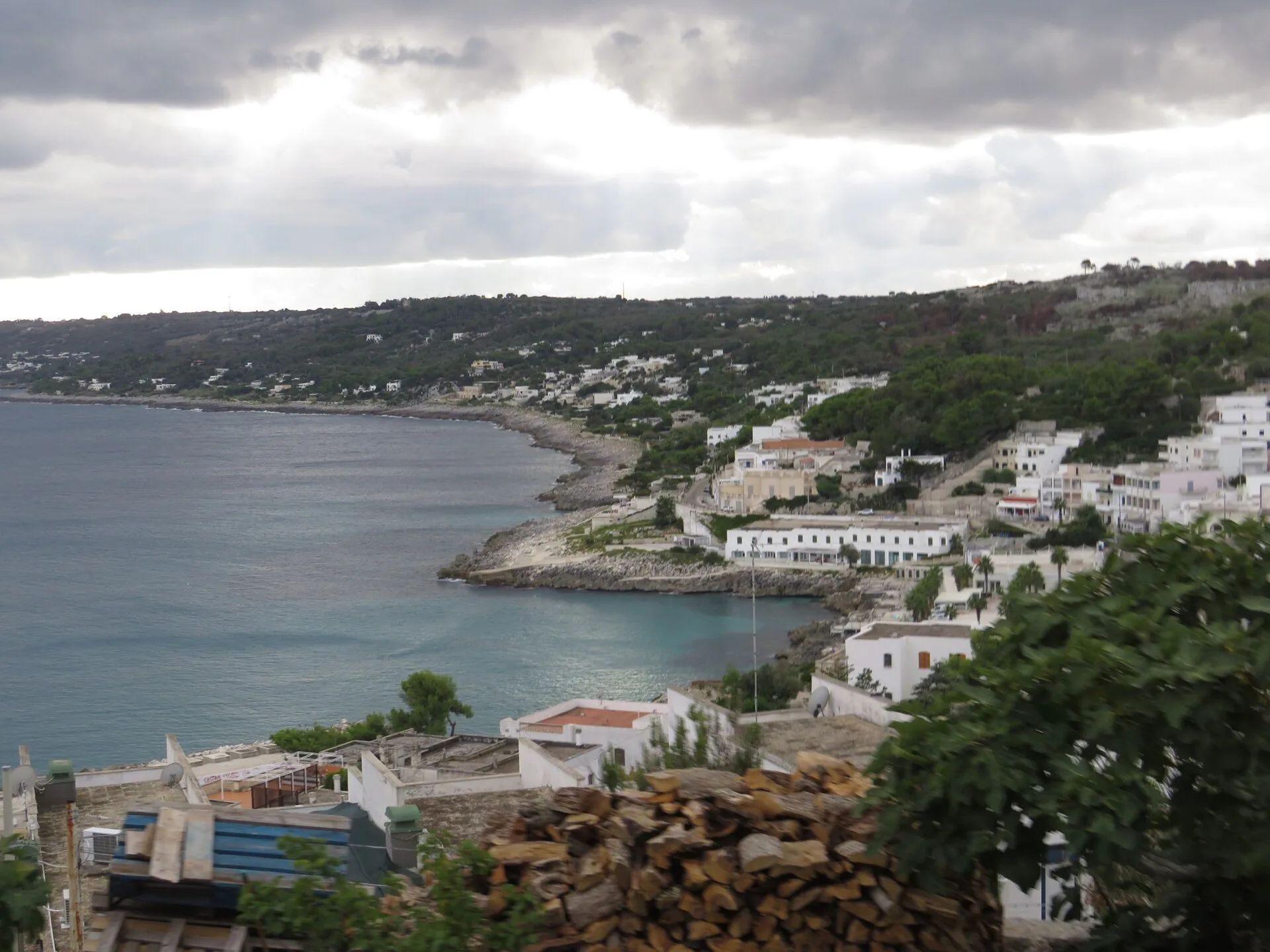 Il porto di Castro Marina visto dall'alto, con il borgo antico sul promontorio