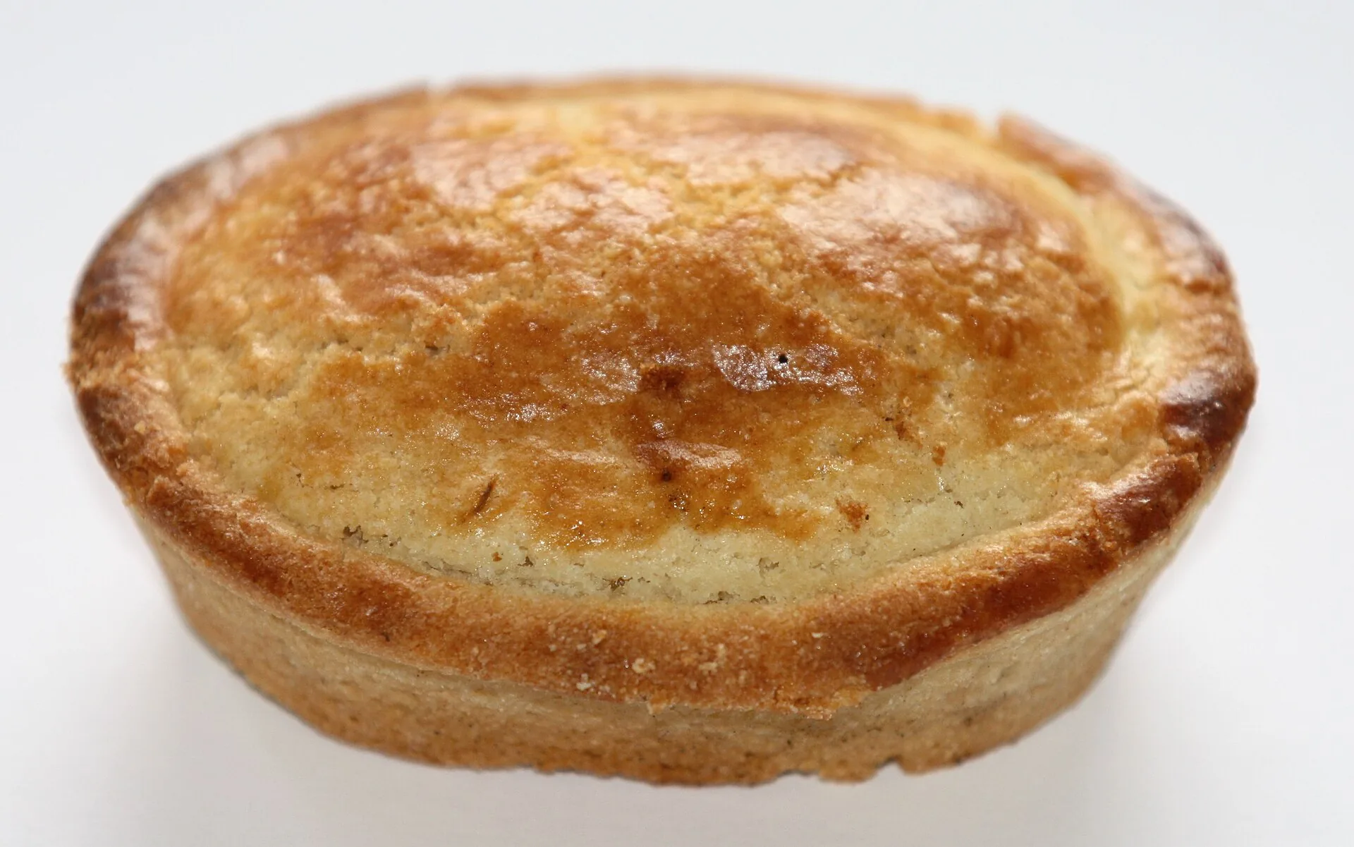 Pasticciotti leccesi appena sfornati su un vassoio