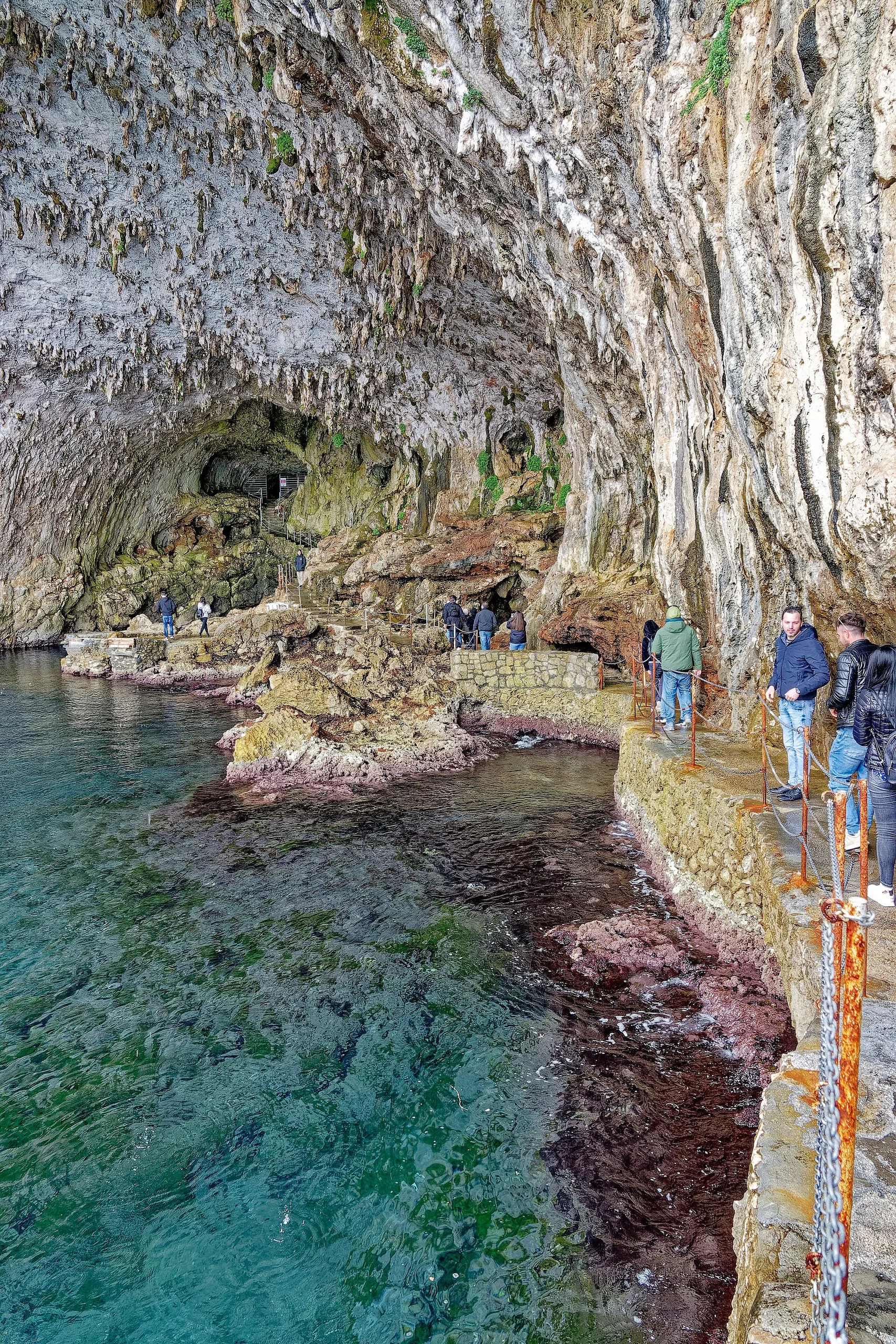 Interno della Grotta Zinzulusa a Castro, con le concrezioni calcaree che pendono dalla volta