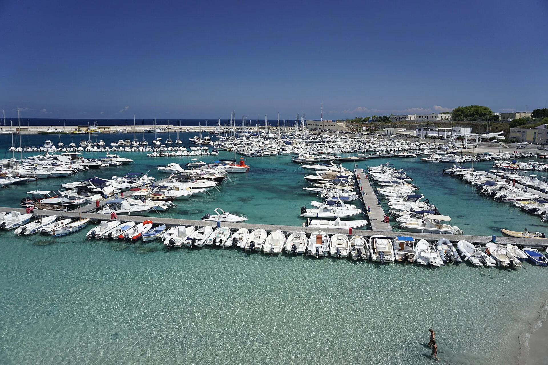 Le mura e il castello aragonese di Otranto affacciati sul porto