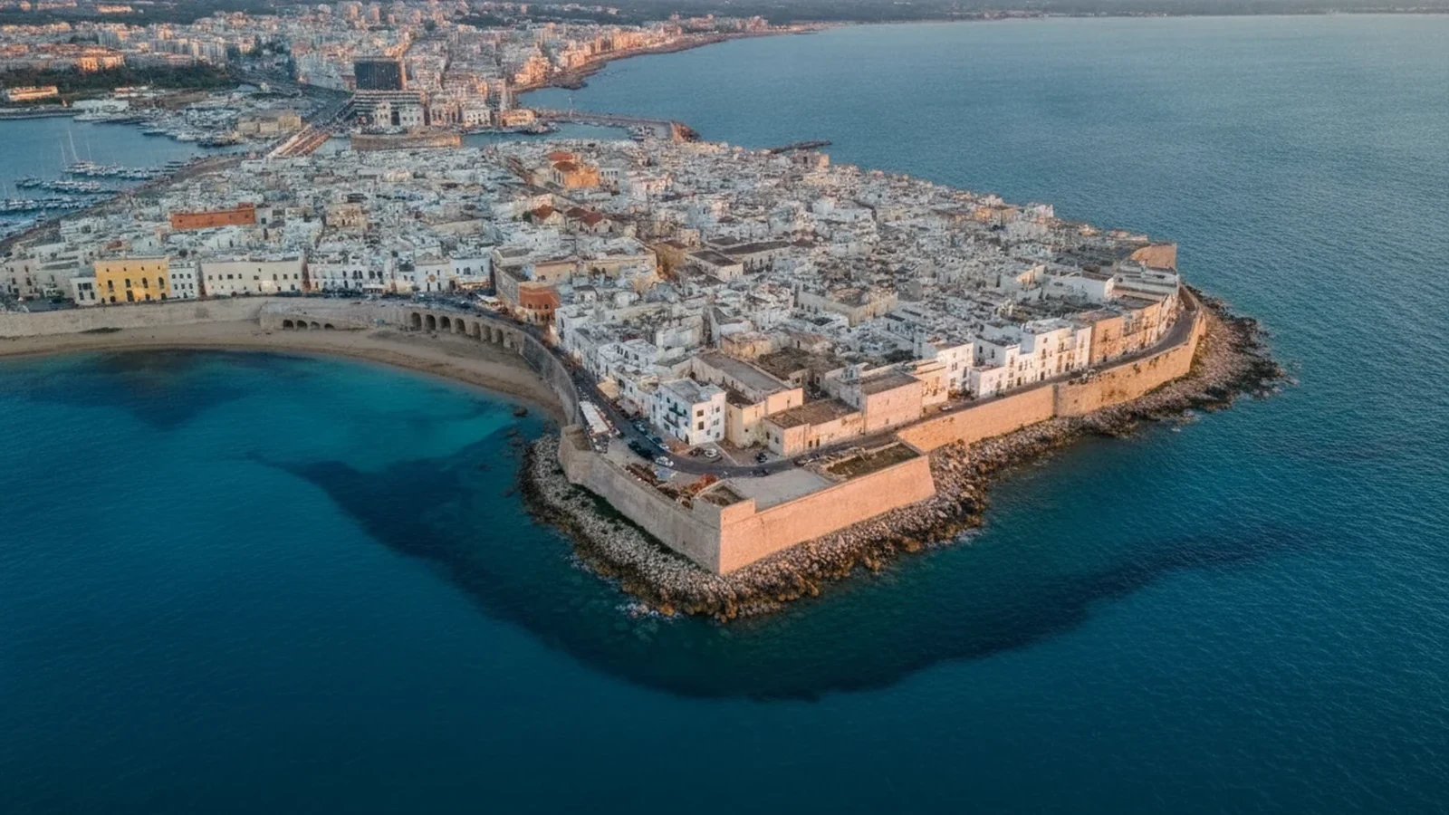 Veduta aerea del centro storico di Gallipoli sull'isola, circondato dal mare e dalle mura