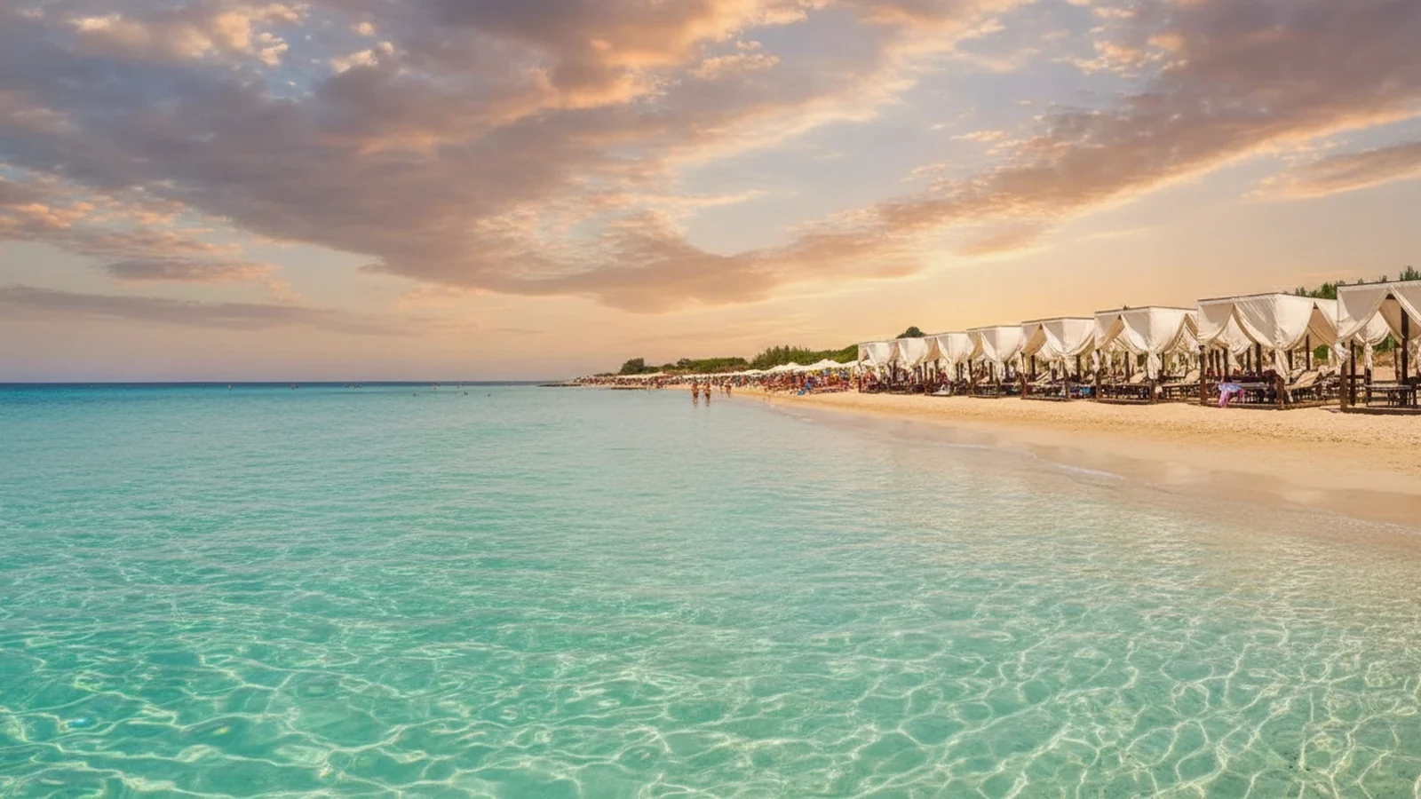 La spiaggia di sabbia bianca delle Maldive del Salento a Pescoluse, con l'acqua turchese e i gazebo bianchi del lido